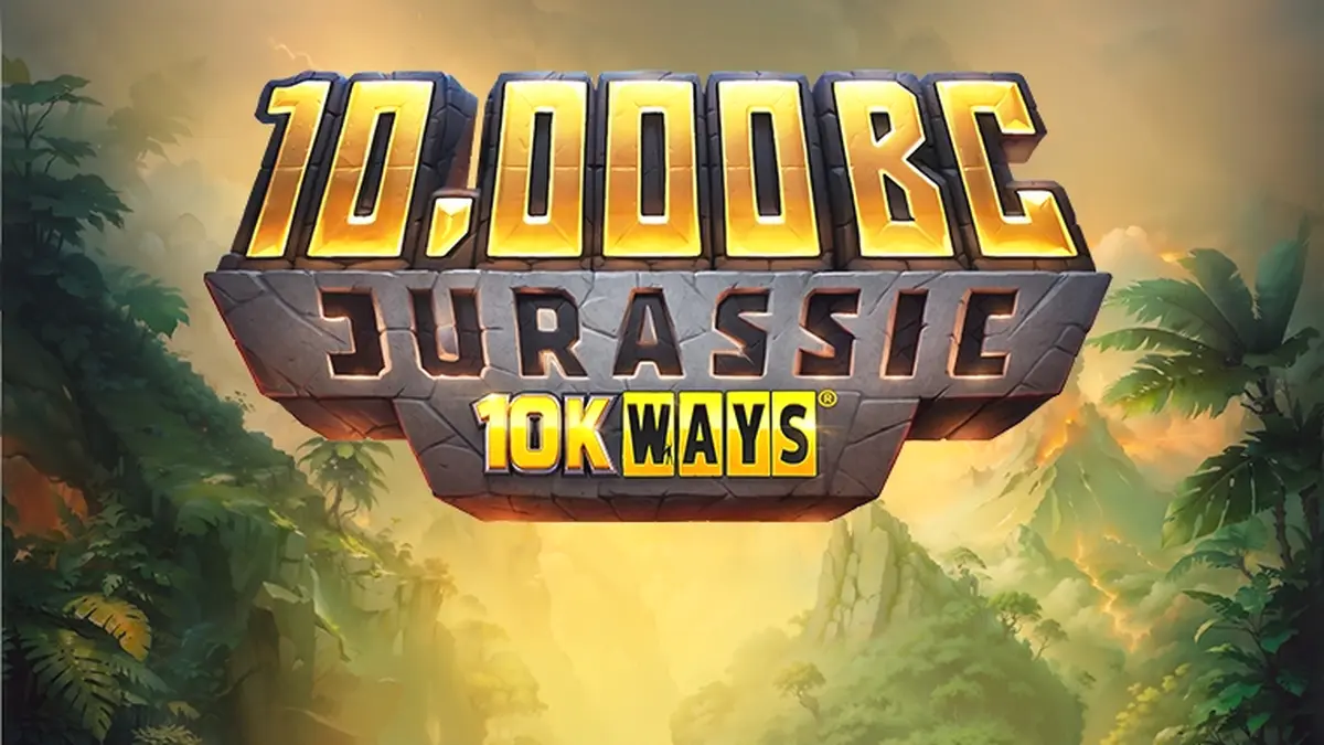 Cenário pré-histórico do slot 10,000 BC Jurassic 10K Ways com dinossauros ao fundo.